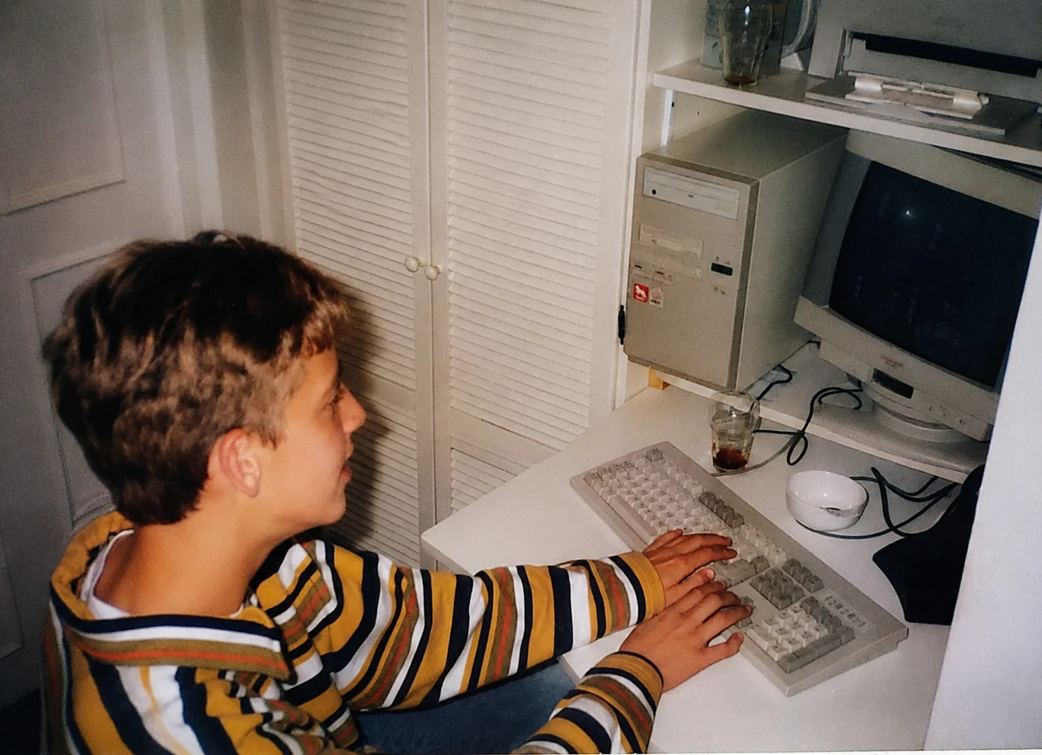 Thijs als kind achter zijn eerste computer